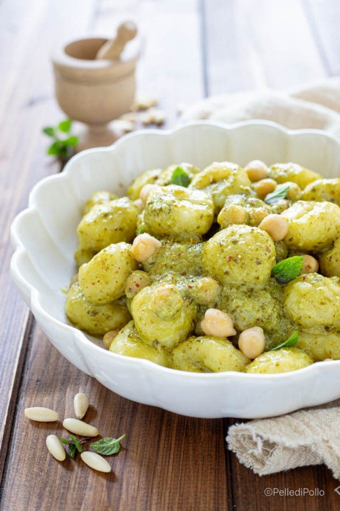 gnocchi con pesto y garbanzos