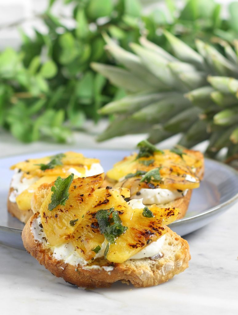 Tostadas con piña a la parrilla y queso