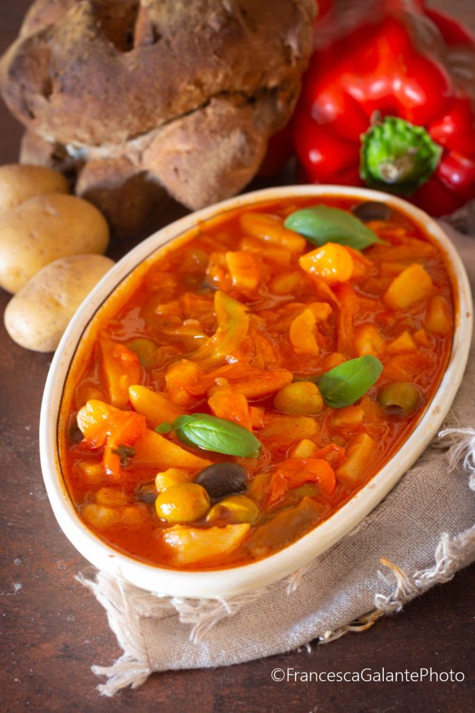Guarnición de patatas, aceitunas y pimientos en sartén