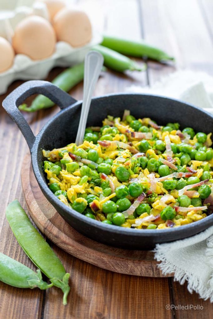 huevos con guisantes y bacon