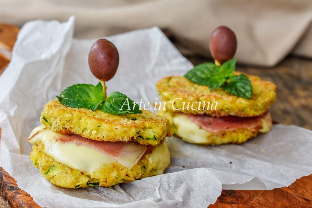 Hamburguesa de pan con queso y speck