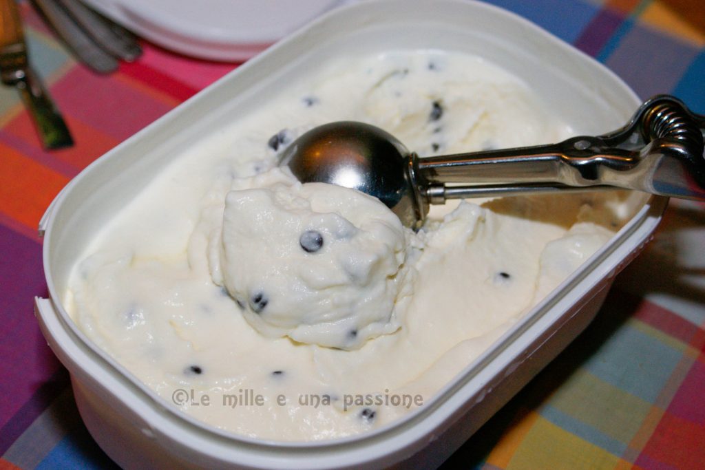 Helado fior di latte o stracciatella preparado en casa