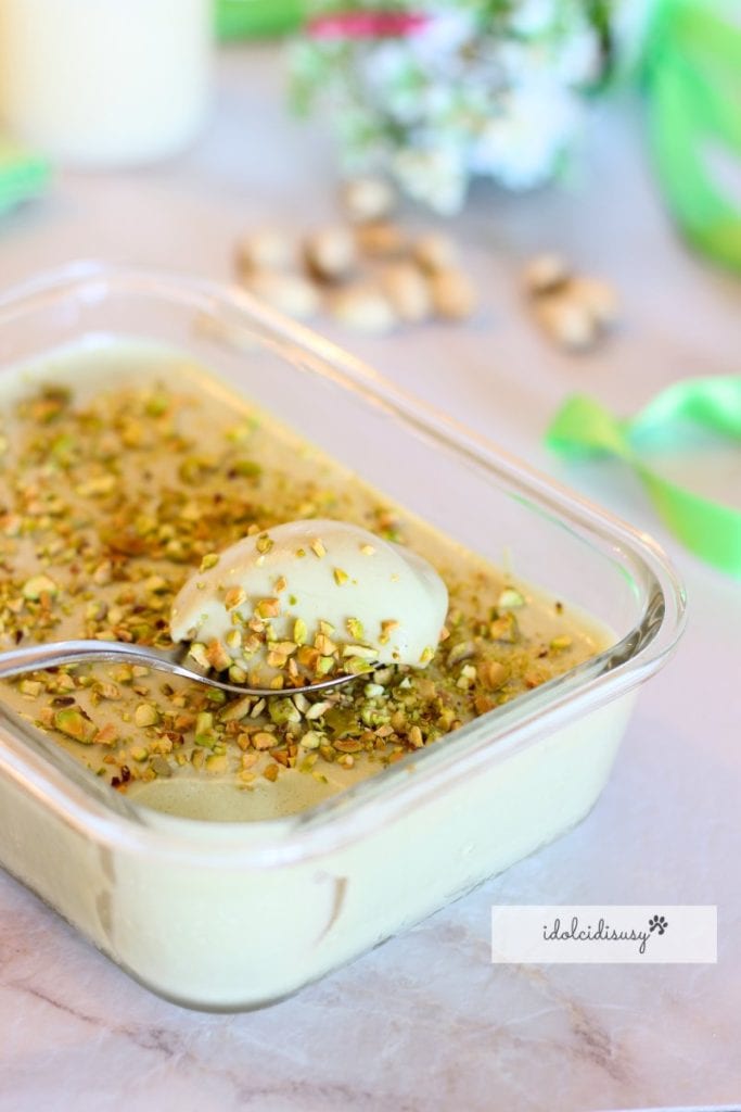 Helado de pistacho sin heladera, cremoso y casero, servido con cuchara