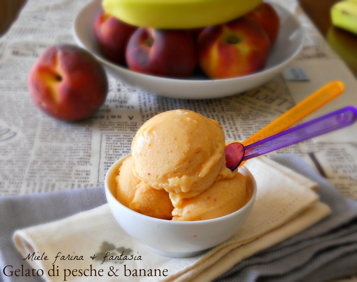 Helado de melocotones y plátanos con yogur