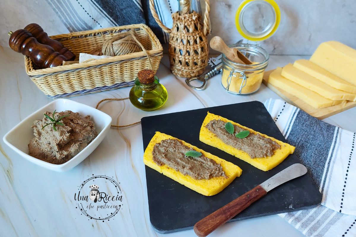 Hígados de conejo sobre crostini de polenta