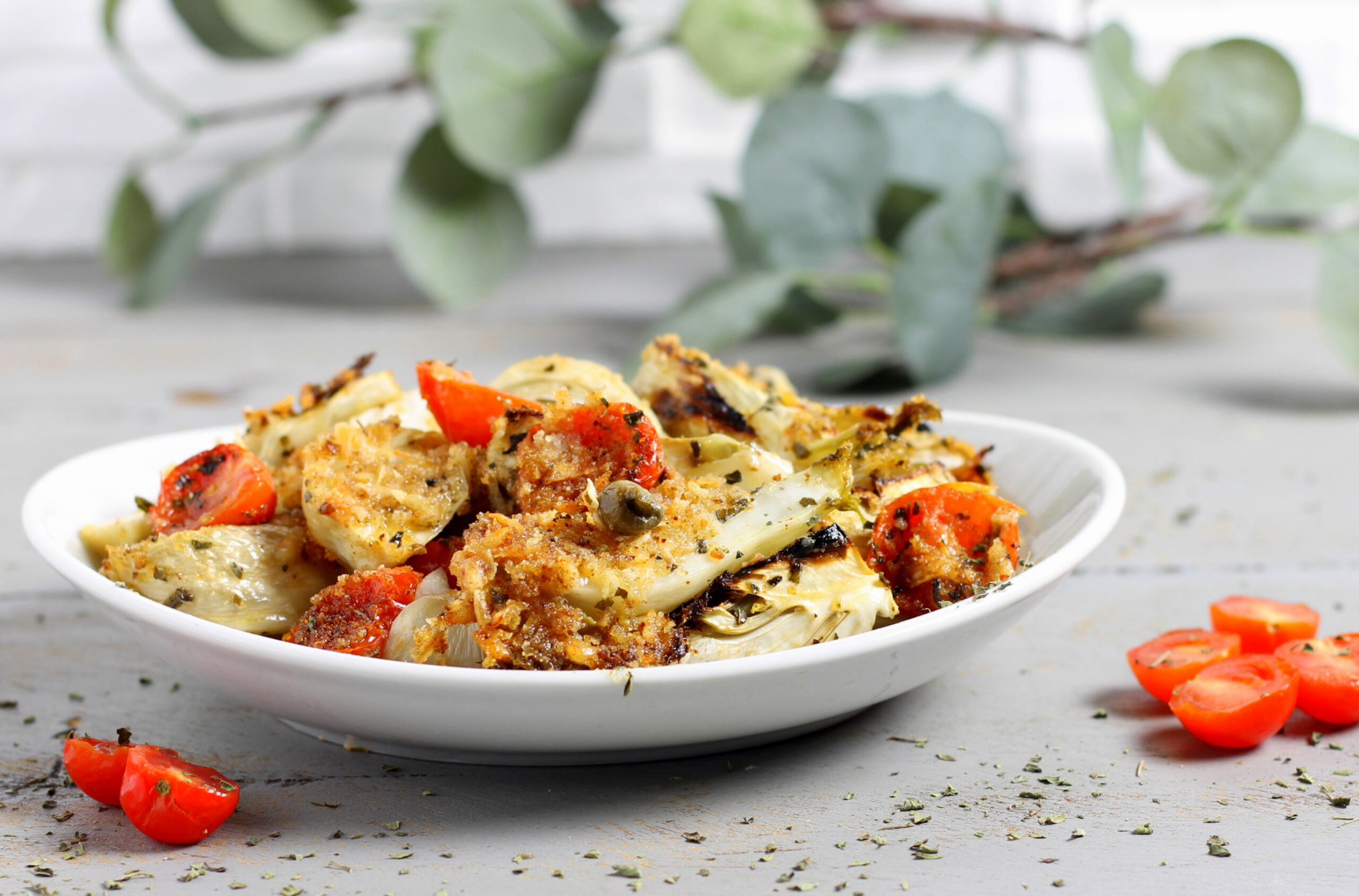 Hinojos al horno con tomatitos y alcaparras