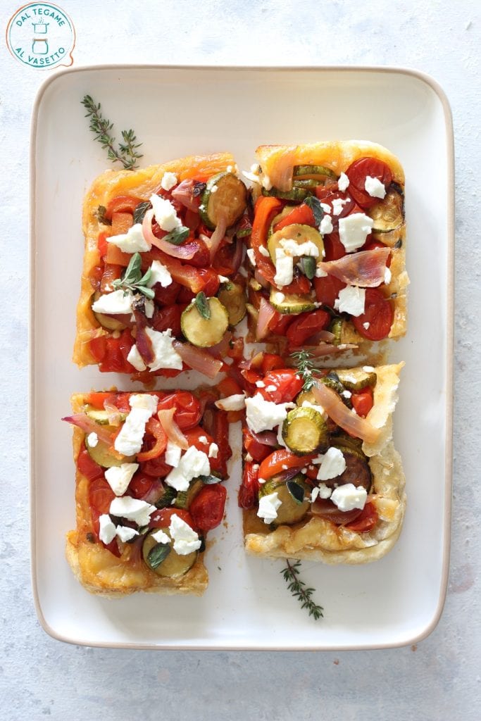 hojaldre relleno con tomatitos, calabacín, pimientos y feta cocido en la freidora de aire