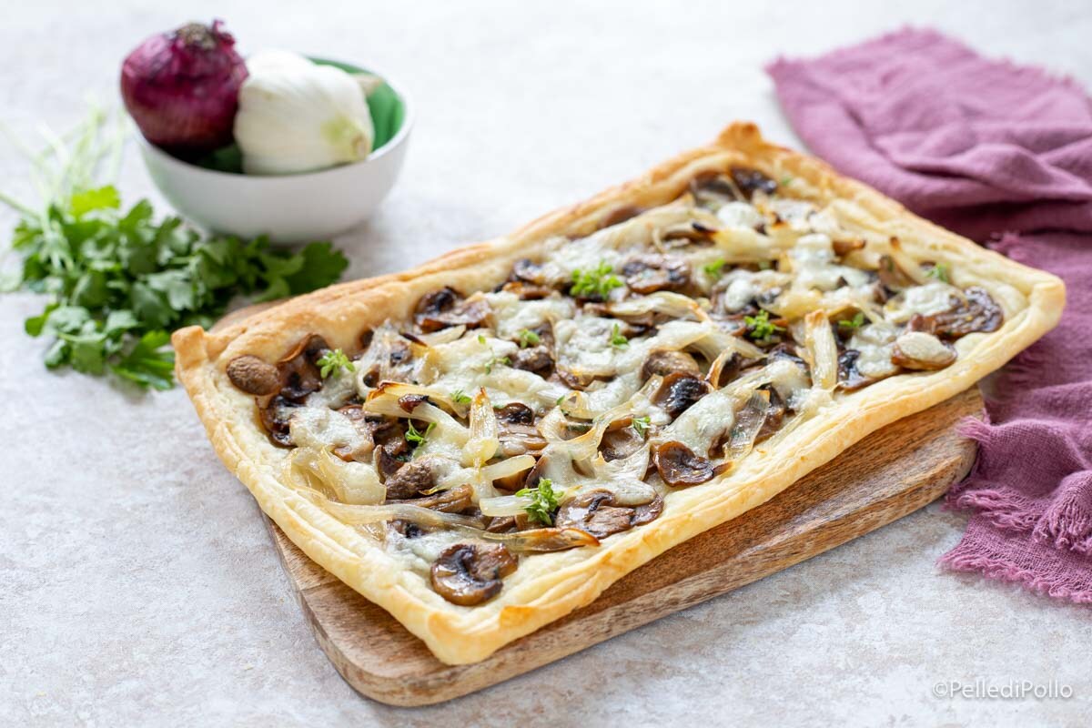 Hojaldre con champiñones y cebollas caramelizadas