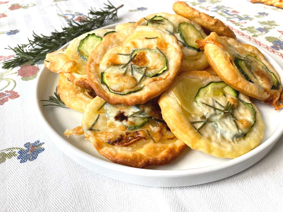 Hojaldres salados con calabacines y patatas