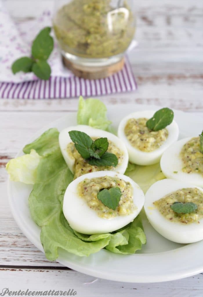 Huevos cocidos con pesto de pistacho