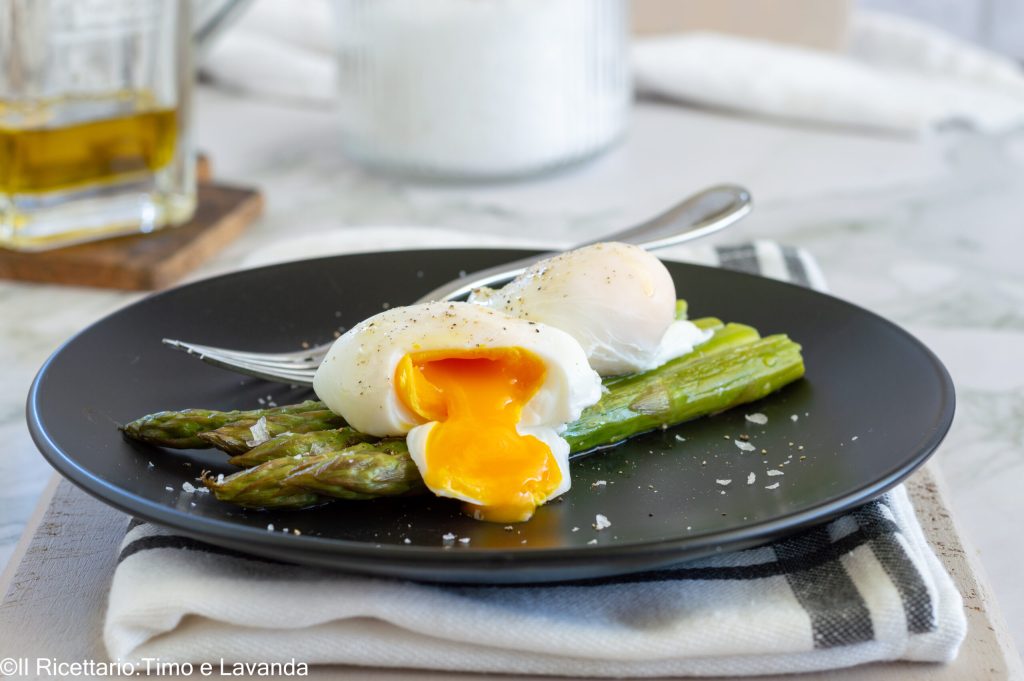 huevos escalfados con espárragos