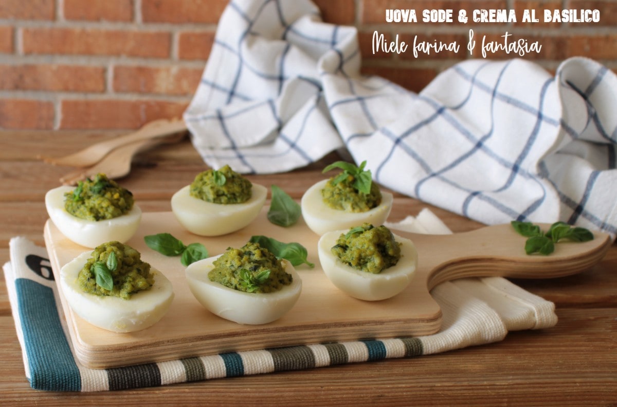 Huevos cocidos con crema de albahaca