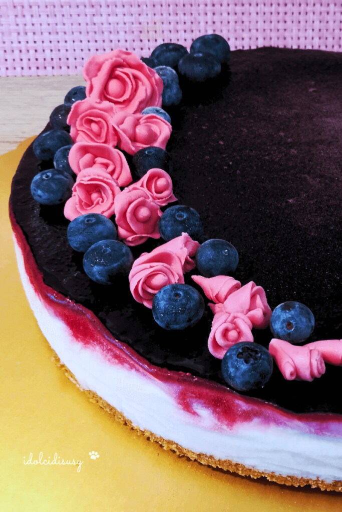 tarta de queso con arándanos y florecitas