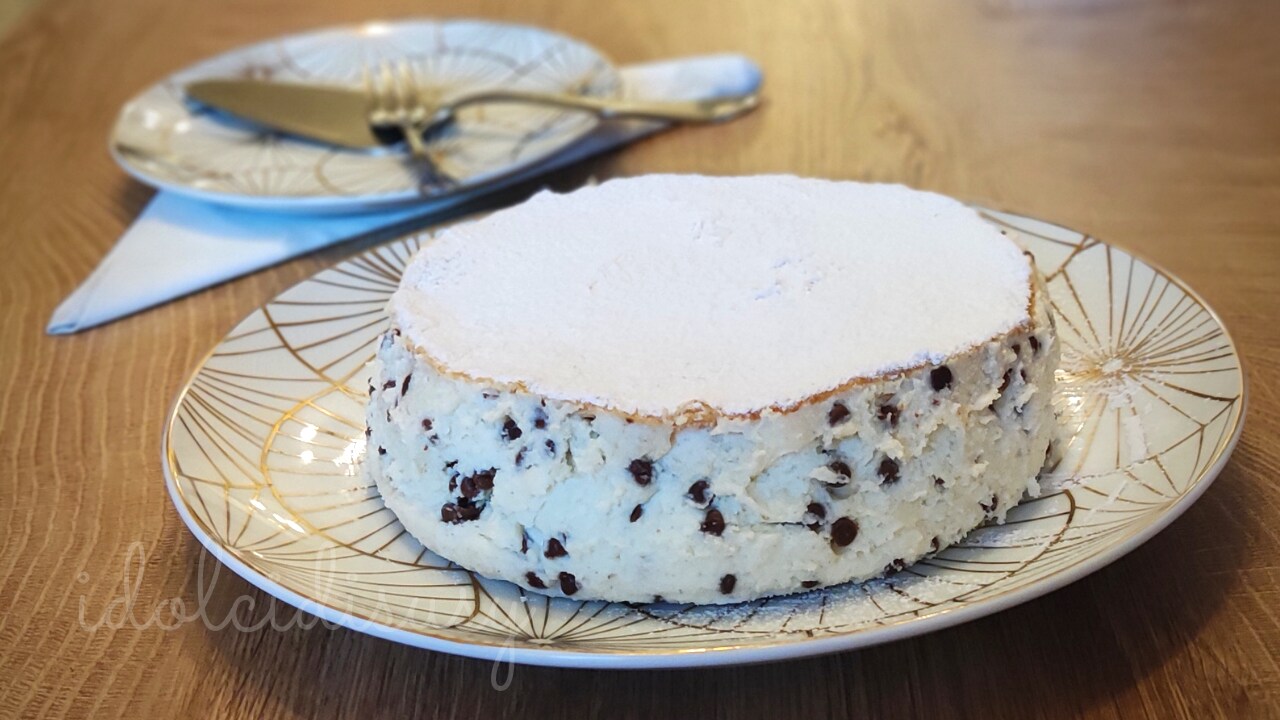 Tarta deliciosa con trocitos de chocolate