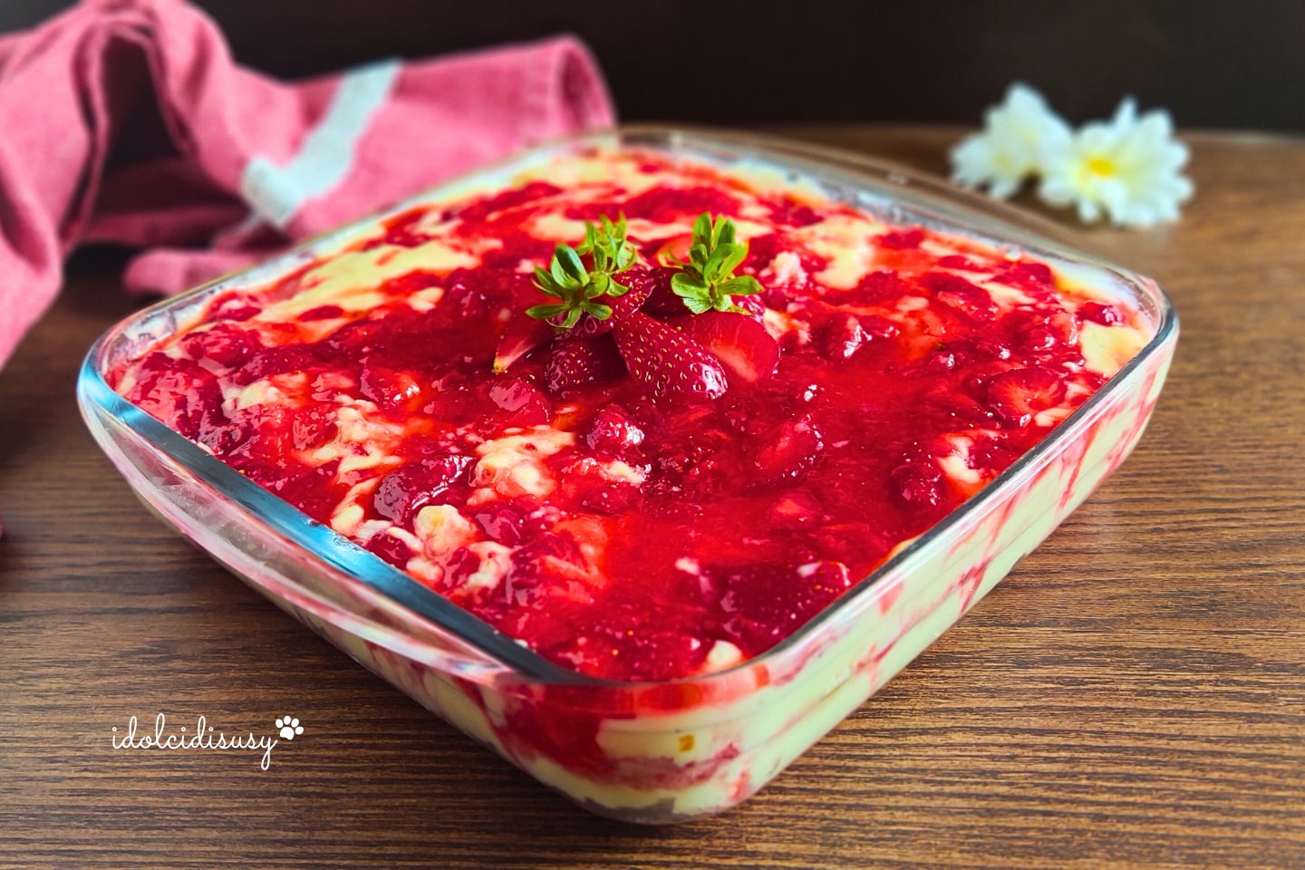 Tiramisú crema pastelera y fresas