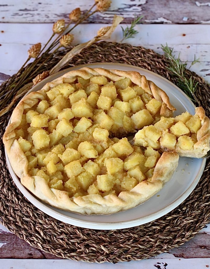 Tarta salada con stracchino, salchicha y patatas arenosas.
