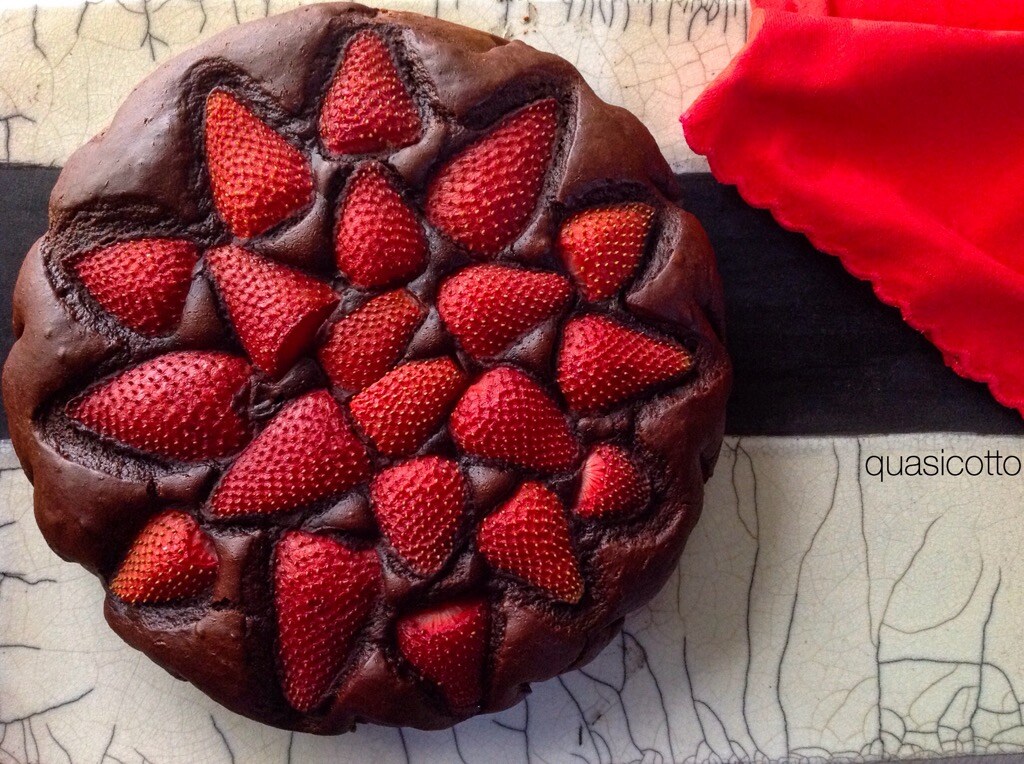Tarta con colomba, fresas y cacao