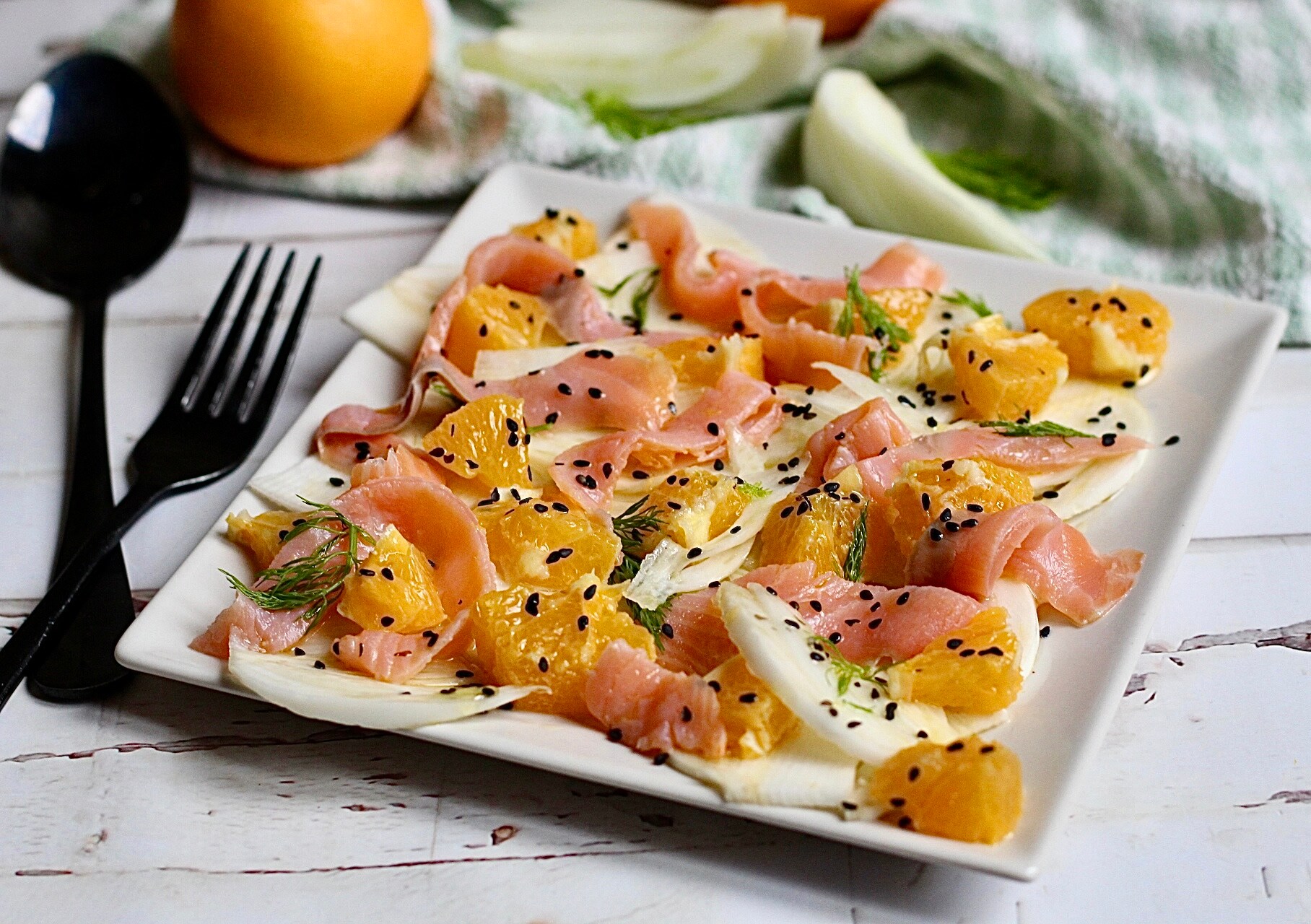 Salmón ahumado marinado sobre ensalada de hinojos y naranjas