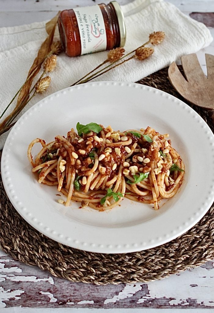 Los spaghetti alla chitarra con salsa de bresaola, setas porcini y vino tinto son un primer plato rico y muy apetitoso.