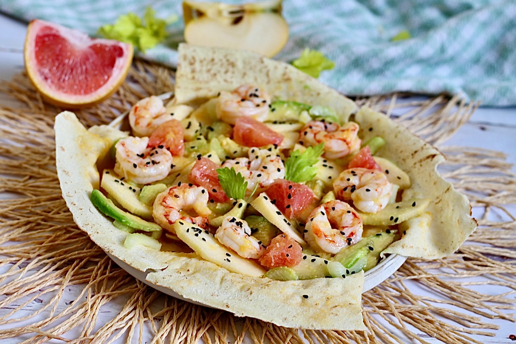 Ensalada de gambas marinadas con cítricos sobre pan carasau