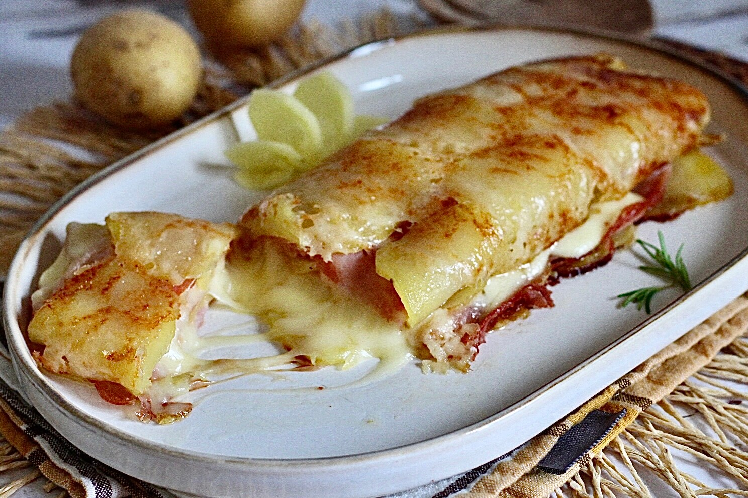 Rollo delicioso de patatas, la solución perfecta para la cena que hace felices a todos.