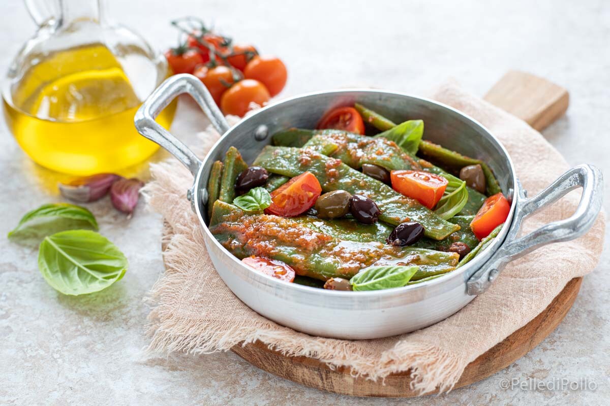 Judías verdes en sartén con tomates y aceitunas