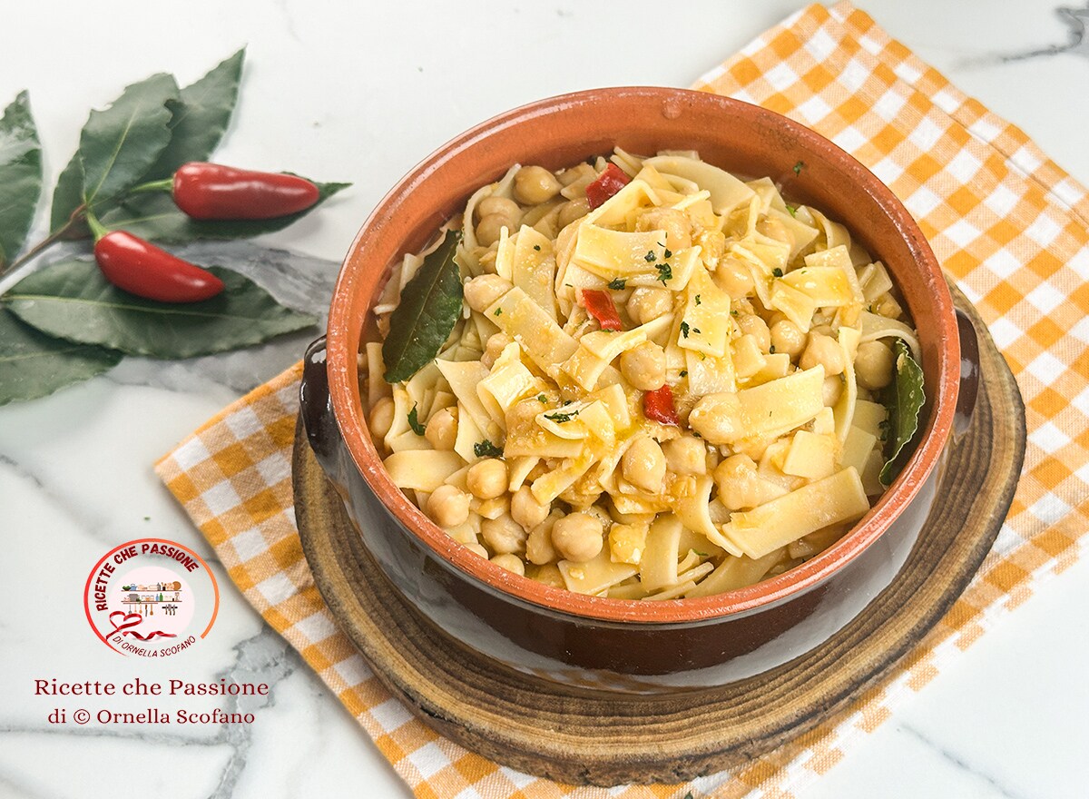 Pasta y garbanzos en sartén