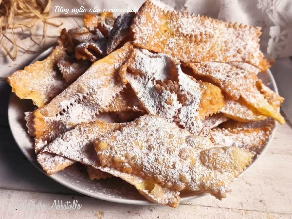 Las frittelle de Roma a cuchara sin balanza las que tienen muchas burbujas crujientes y ligeras que no puedes dejar de comer