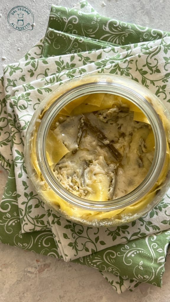 lasaña cocinada en tarro al microondas con espárragos y queso