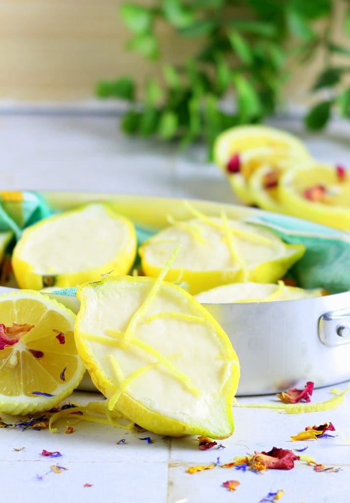 Helado de limón servido en su cáscara