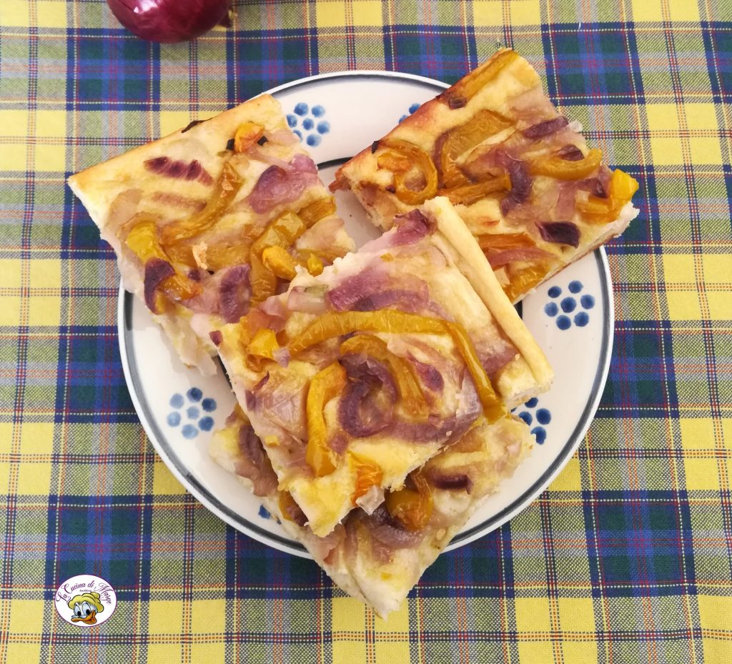FOCACCIA CON CEBOLLAS Y PIMIENTOS
