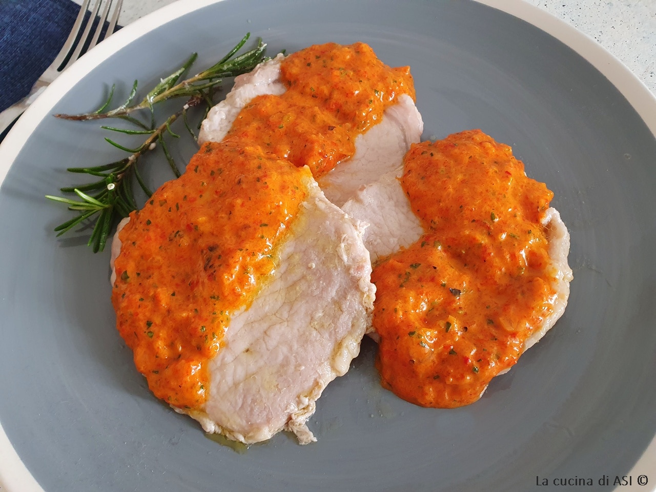 Lomo frío con salsa de pimientos – Plato único veraniego ligero y sabroso