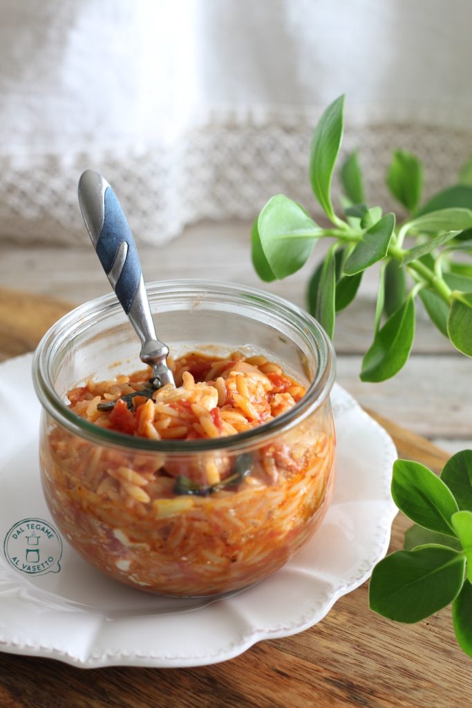 sopa de pasta con tomate, canela y feta en un tarro cocida al vapor en el microondas