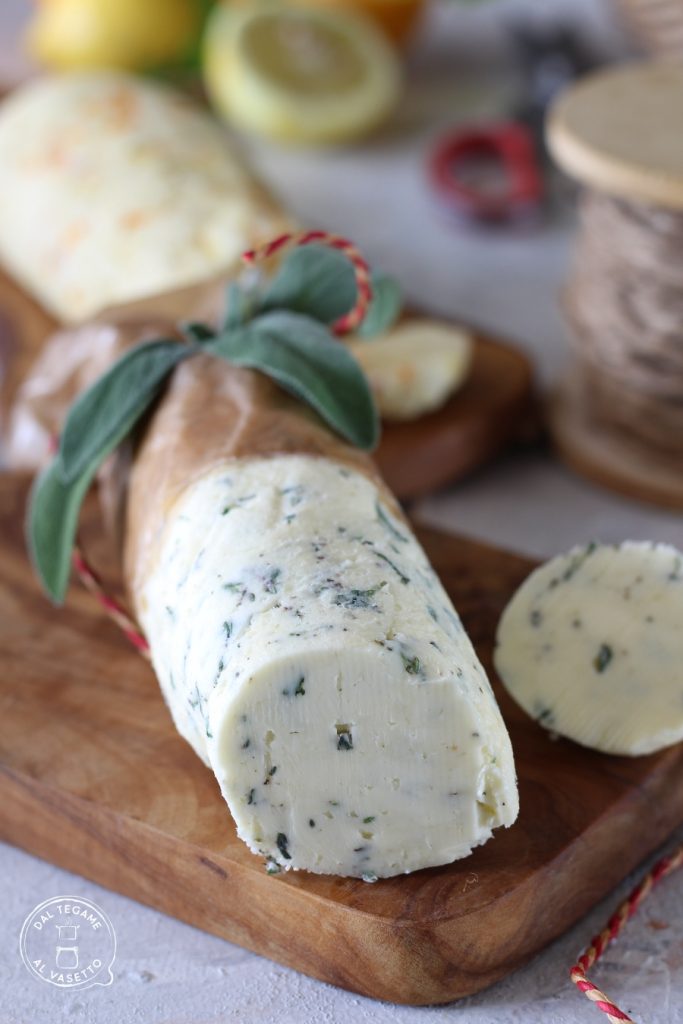 bloque de mantequilla aromatizado con hierbas aromáticas picadas