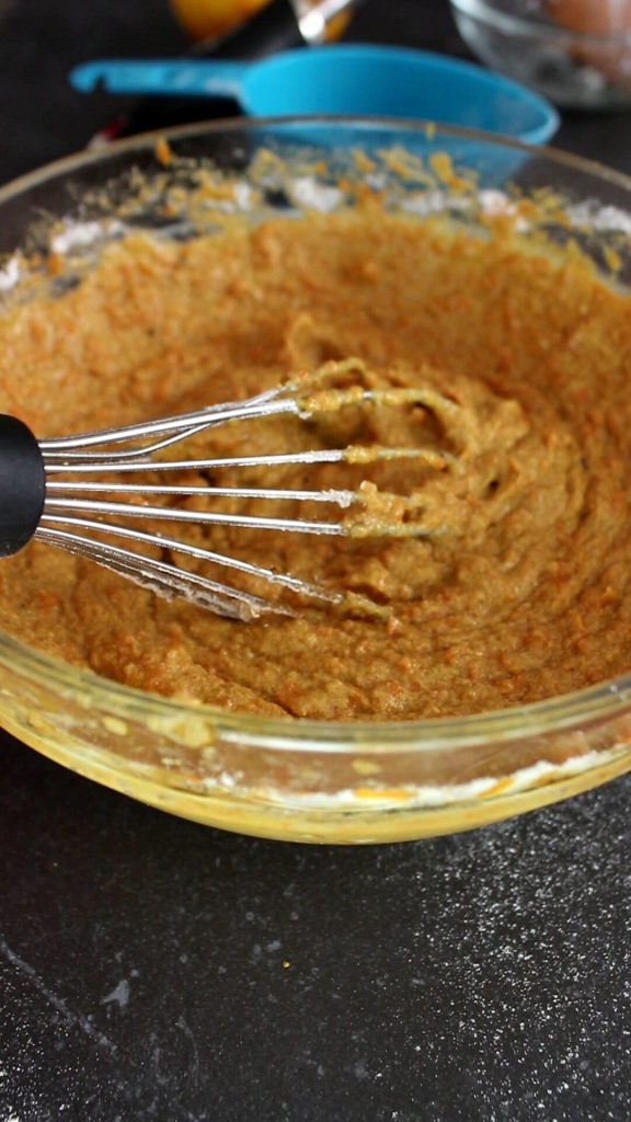 los ingredientes para la masa de los cupcakes de calabaza deben mezclarse a la perfección
