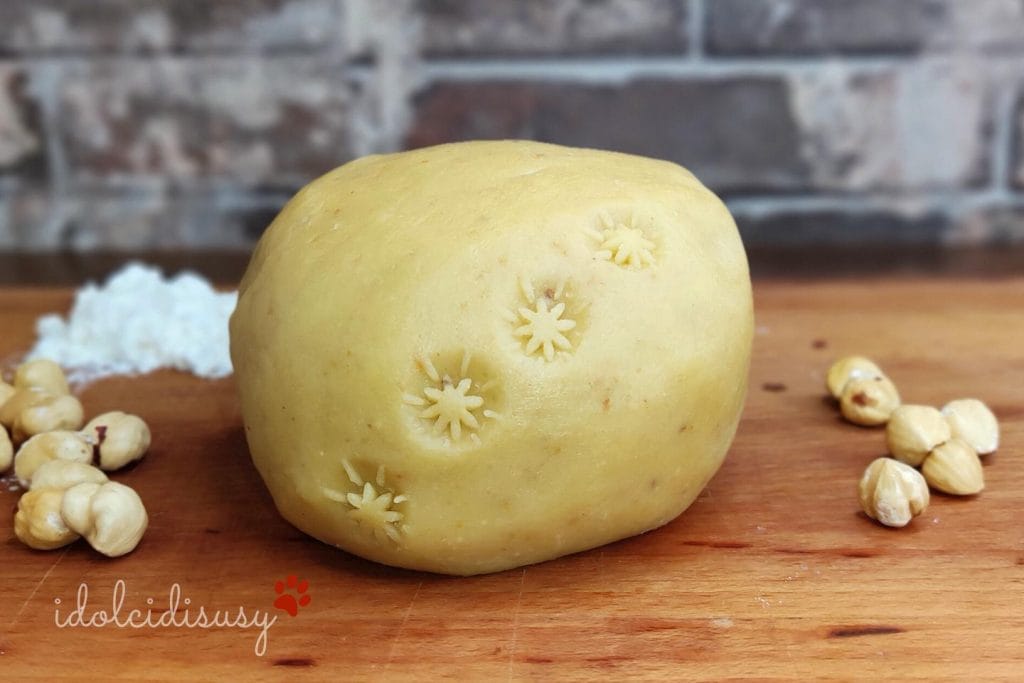 bloque de masa quebrada de avellanas casera con avellanas enteras