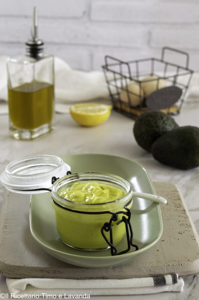 mayonesa de aguacate con huevos cocidos