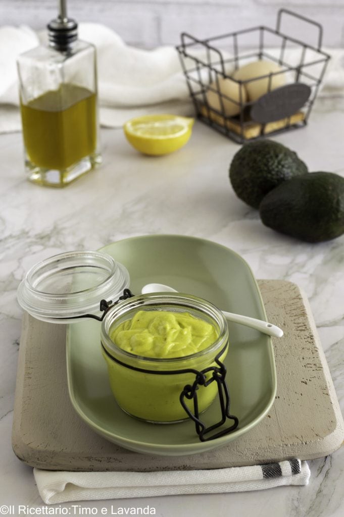 mayonesa de aguacate con huevos cocidos