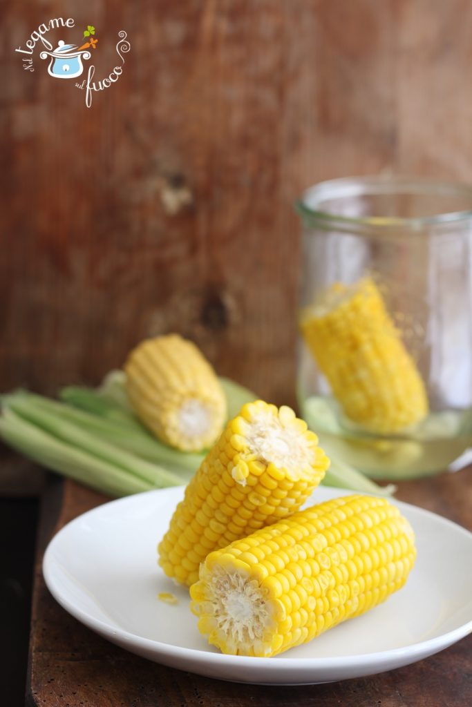Mazorcas de maíz cocidas al vapor en el tarro al microondas en cocción al vacío