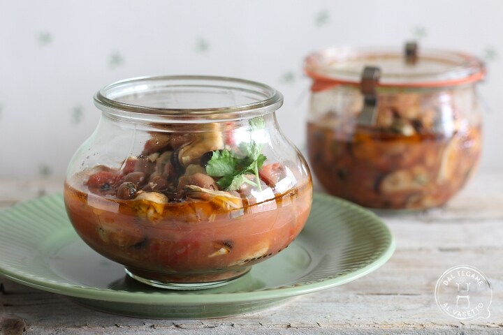 Mejillones y frijoles en cocción en tarro