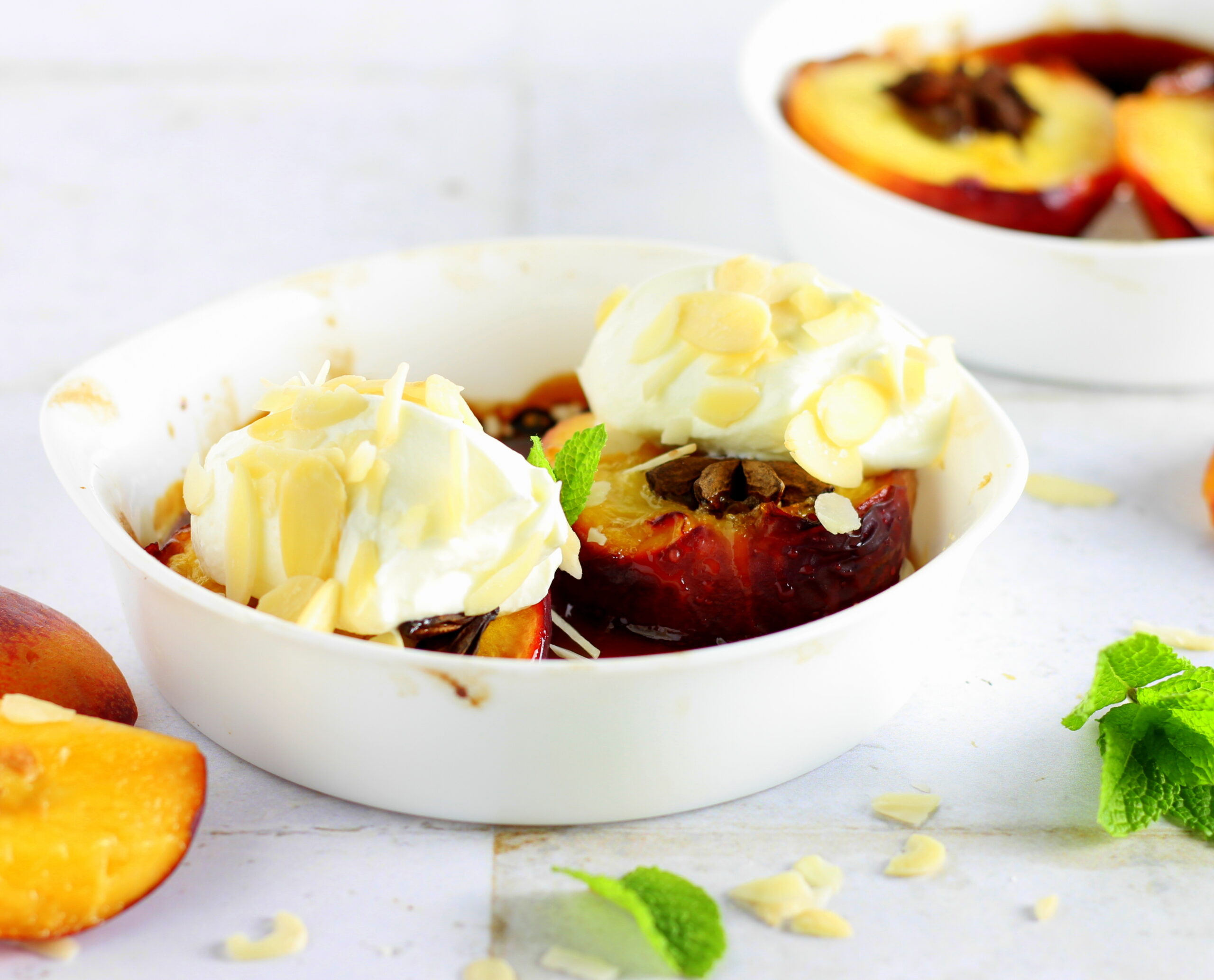 Melocotones al horno con yogur y almendras