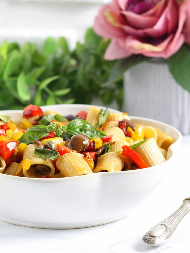 Pasta fría con pimientos y taggiasche