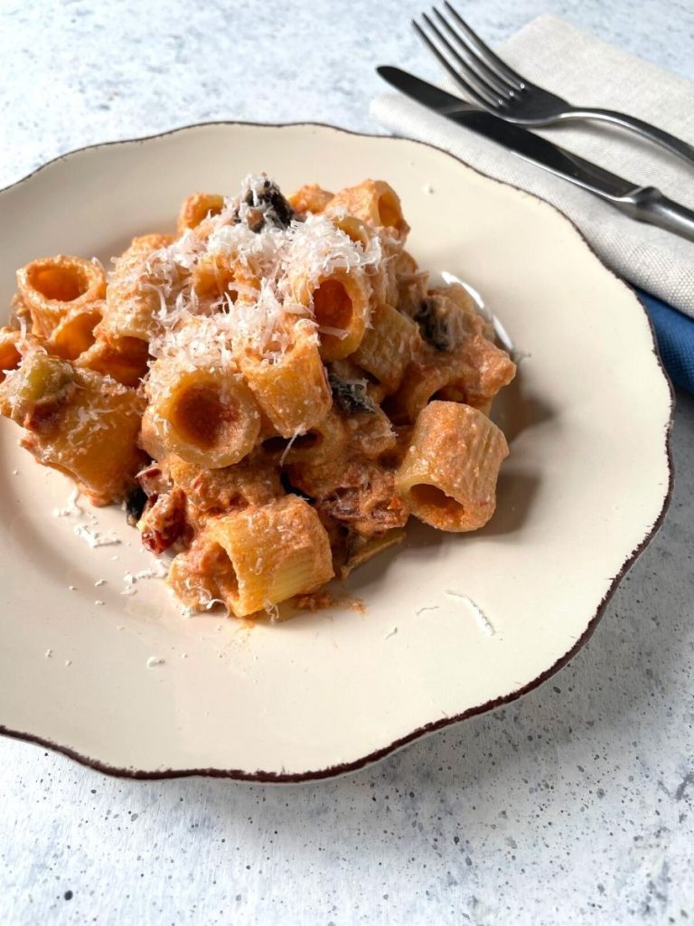 Mezze maniche con berenjenas, tomates secos y ricotta
