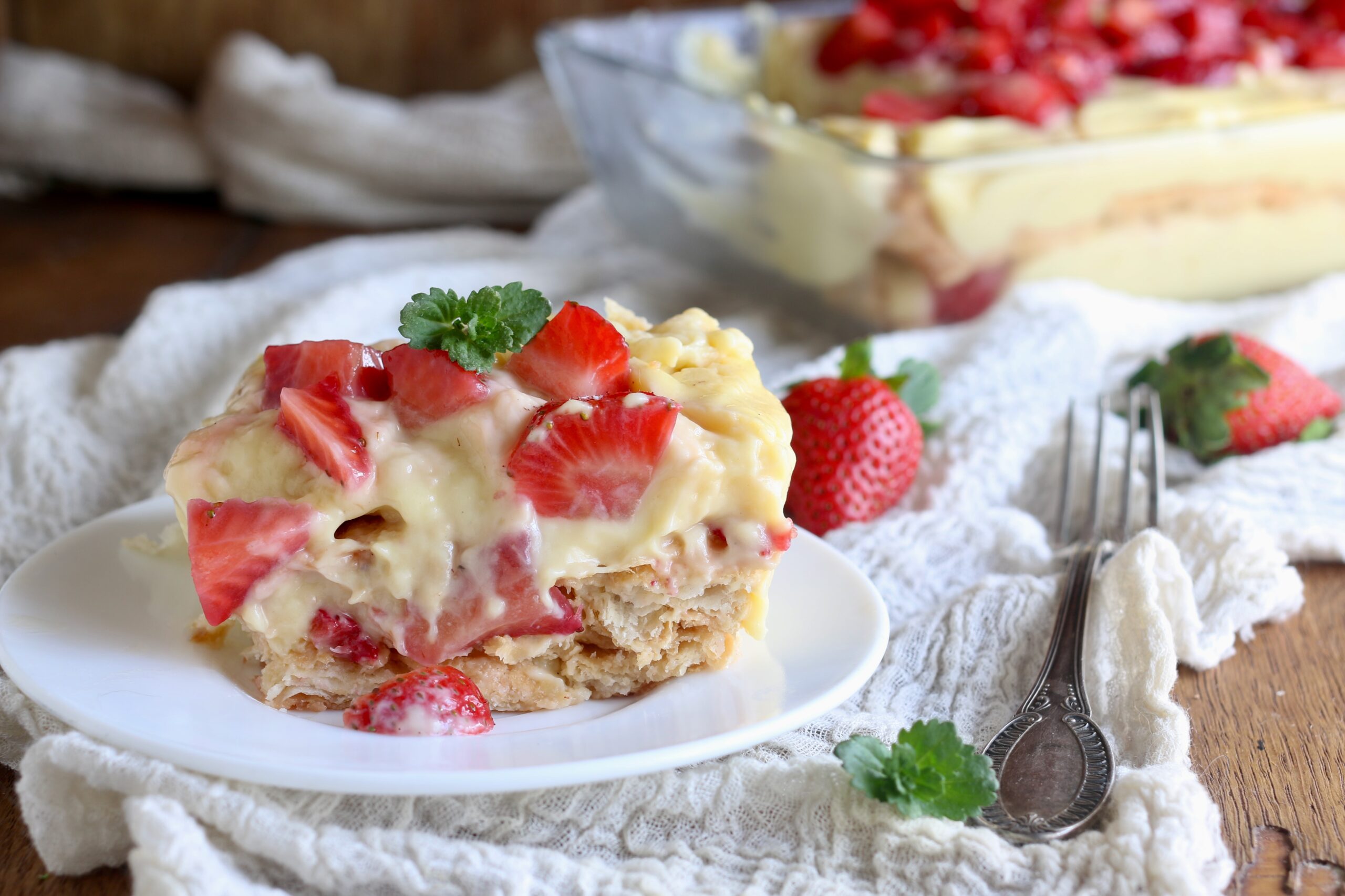 Milhojas rápida con crema y fresas