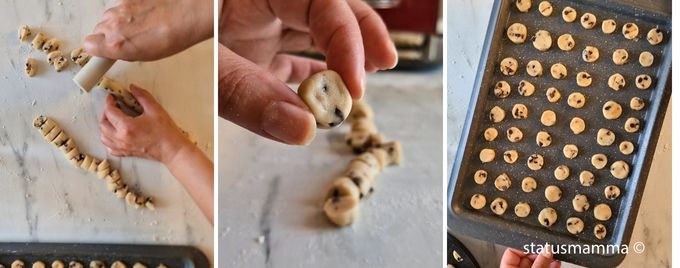 mini cookies con chispas de chocolate - formación de las galletas- galleta cruda - galletas dispuestas en una bandeja antiadherente-2