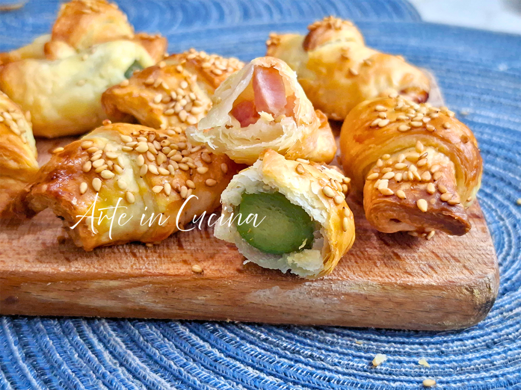 MINI CROISSANTS de HOJALDRE con ACEITUNAS y BACON