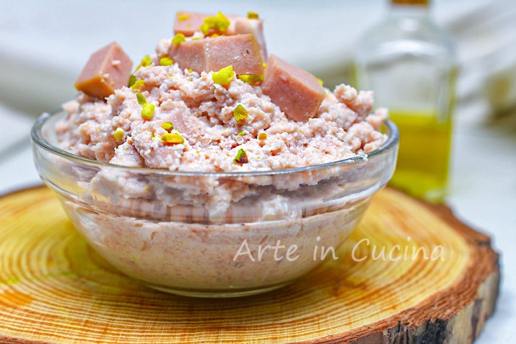 Mousse de mortadela y pistachos para tartaletas