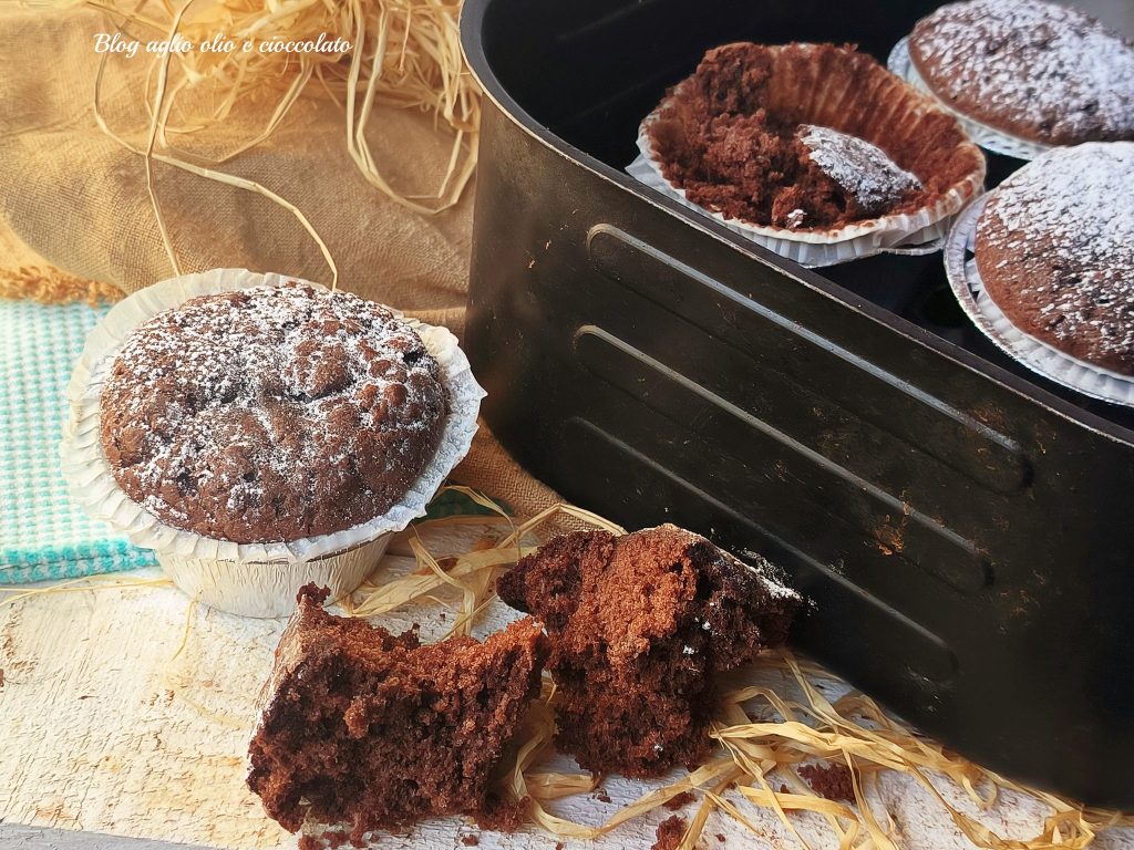 Muffin de chocolate suaves sin mantequilla en freidora de aire receta sin balanza, son perfectos como dulce para el desayuno