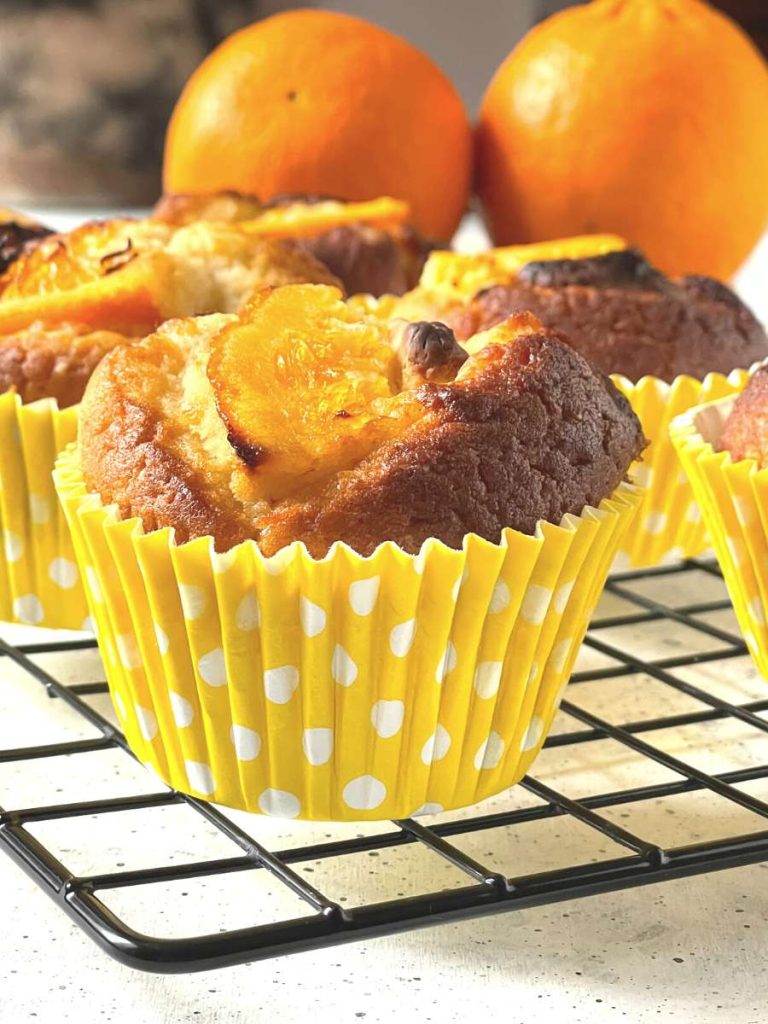 Muffin con chocolate blanco y naranja confitada