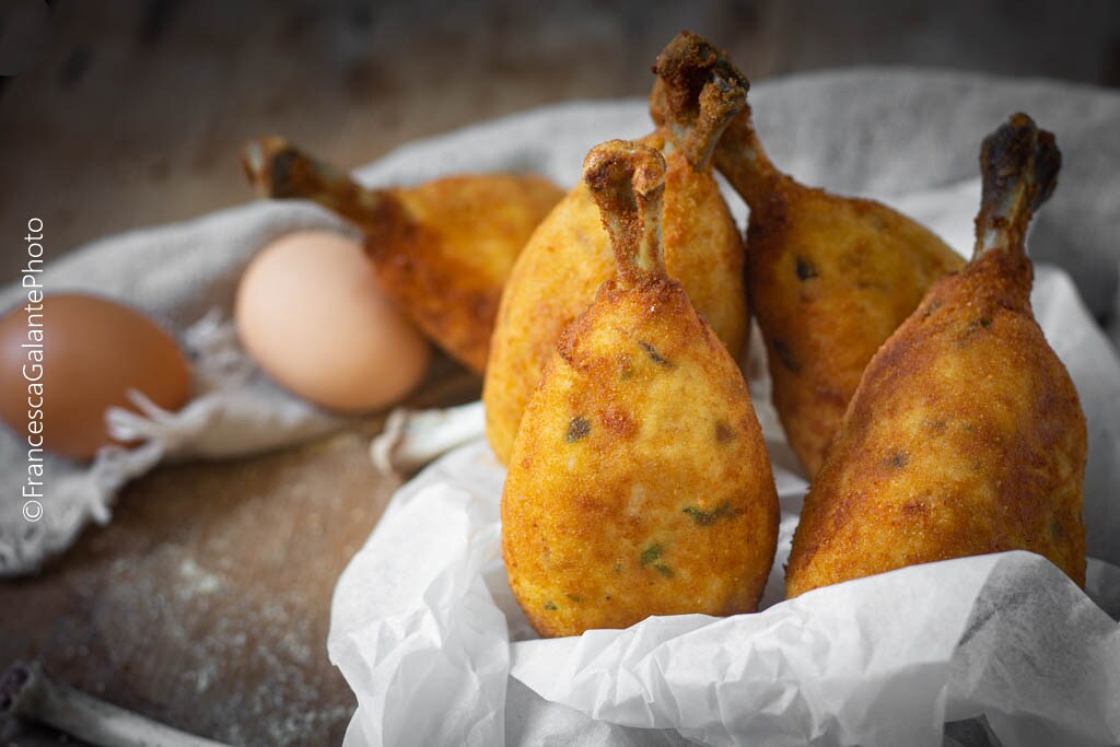 Muslos de pollo rellenos y fritos